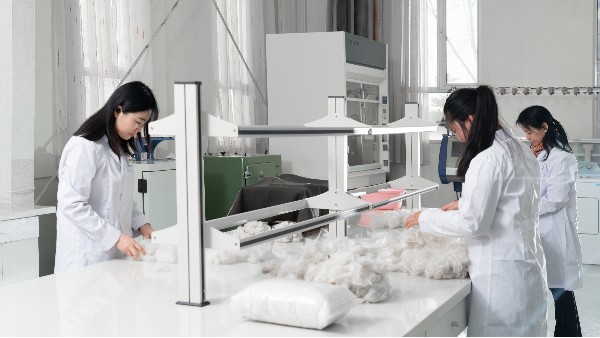 为什么要与配备配备羊绒成分检测的羊绒衫定制厂家合作