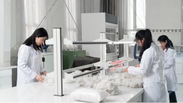 品牌方在选择羊绒衫生产厂家时一定要问怎么保证羊绒的长度和细度？